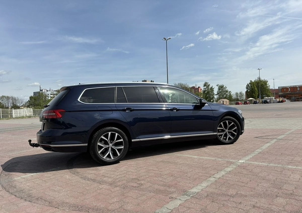 Volkswagen Passat cena 52900 przebieg: 266000, rok produkcji 2016 z Miechów małe 436